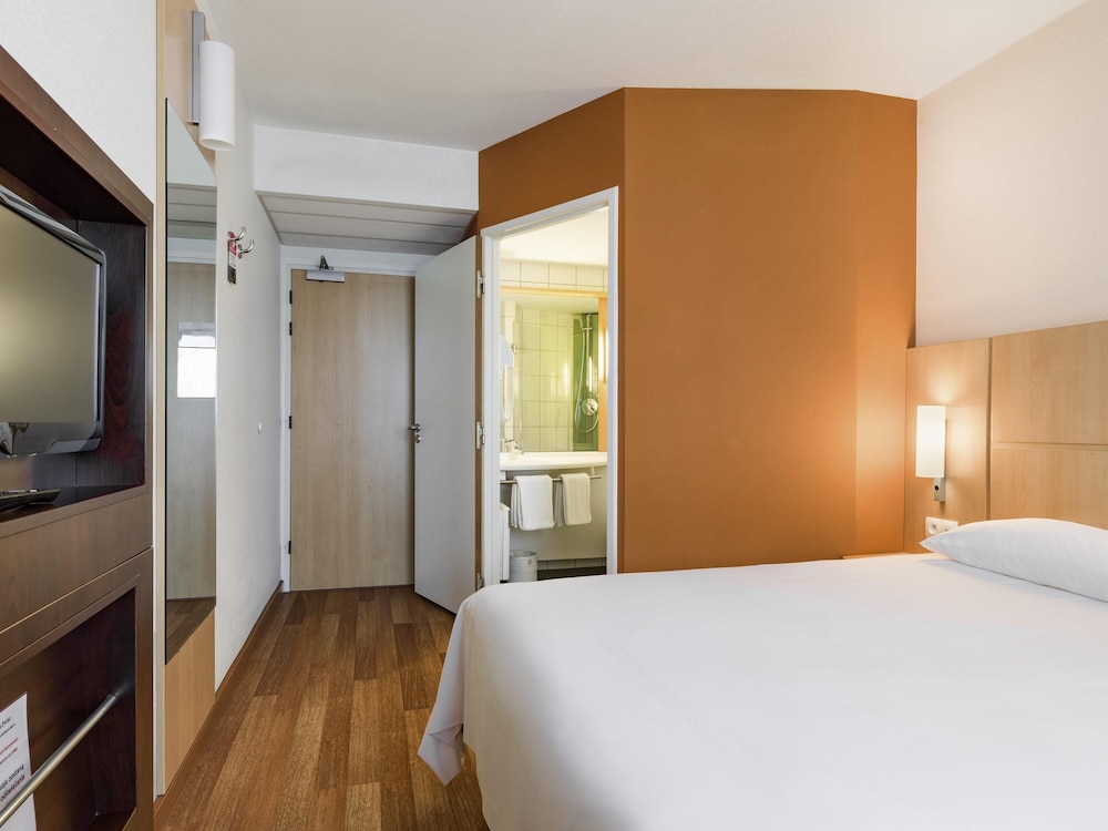 Ibis Warszawa Reduta 25/55