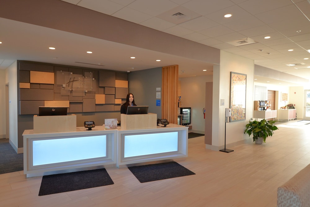 Holiday Inn Express and Suites Onalaska - La Crosse Area 7/71