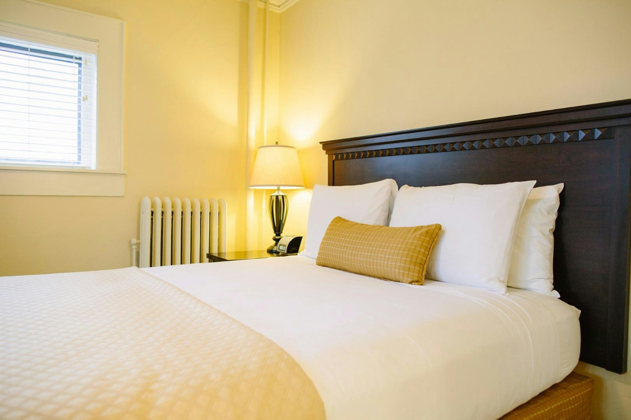 DELUXE, QUEEN BED