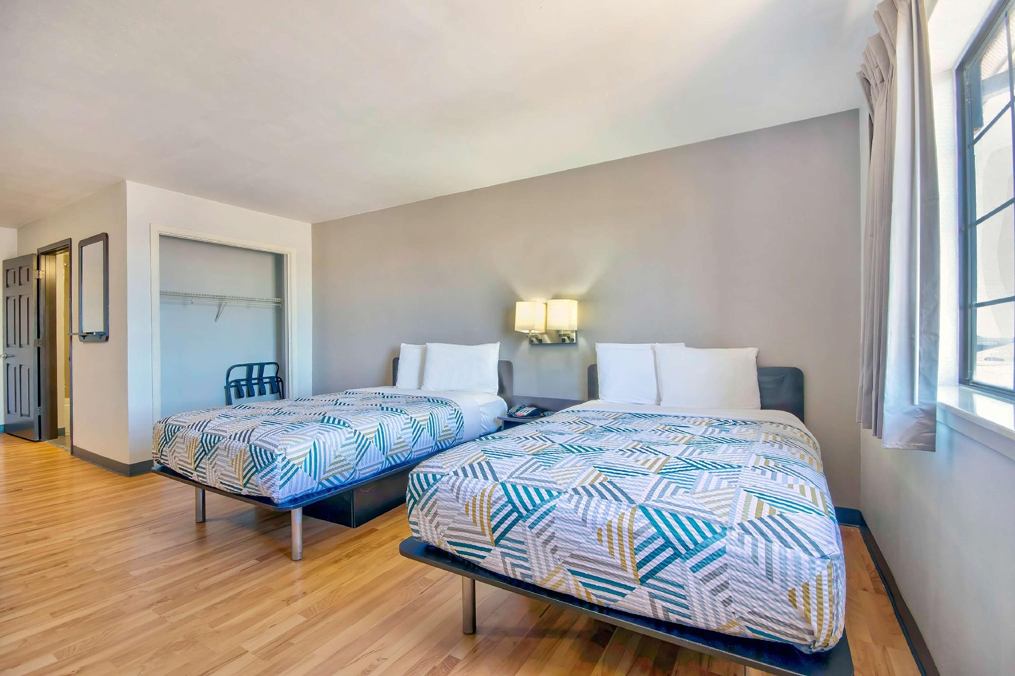 2 Full Beds - Non-Smoking