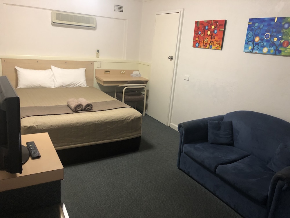 Country Comfort Cowra 30/44