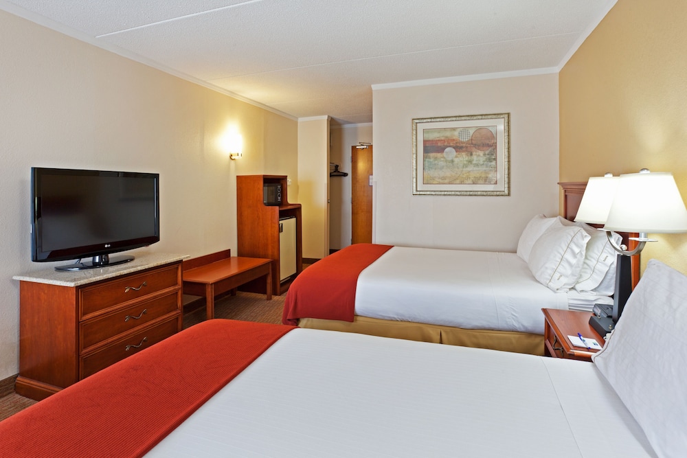 Holiday Inn Express & Suites Greensboro - (I-40 @ Wendover) 19/48