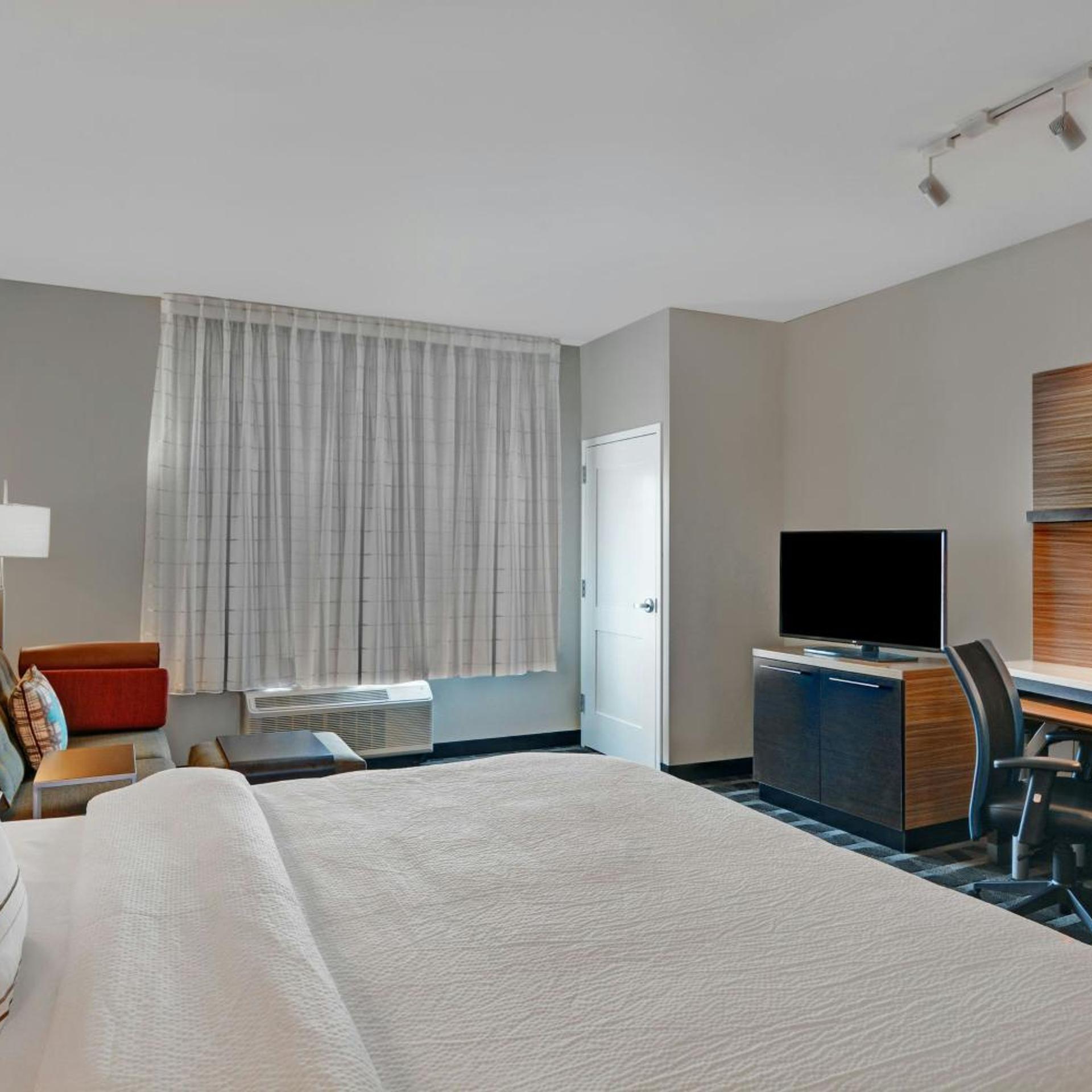 استوديو بسرير كينج بإطلالة على المدينة مع أريكة بحوض استحمام لذوي الإعاقة، TownePlace Suites by Marriott Jacksonville East 5/7