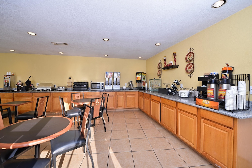 Xecutive Inn and Suites 30/37