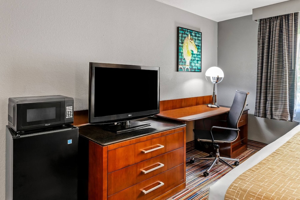 Travelodge By Wyndham Bloomington 52/62
