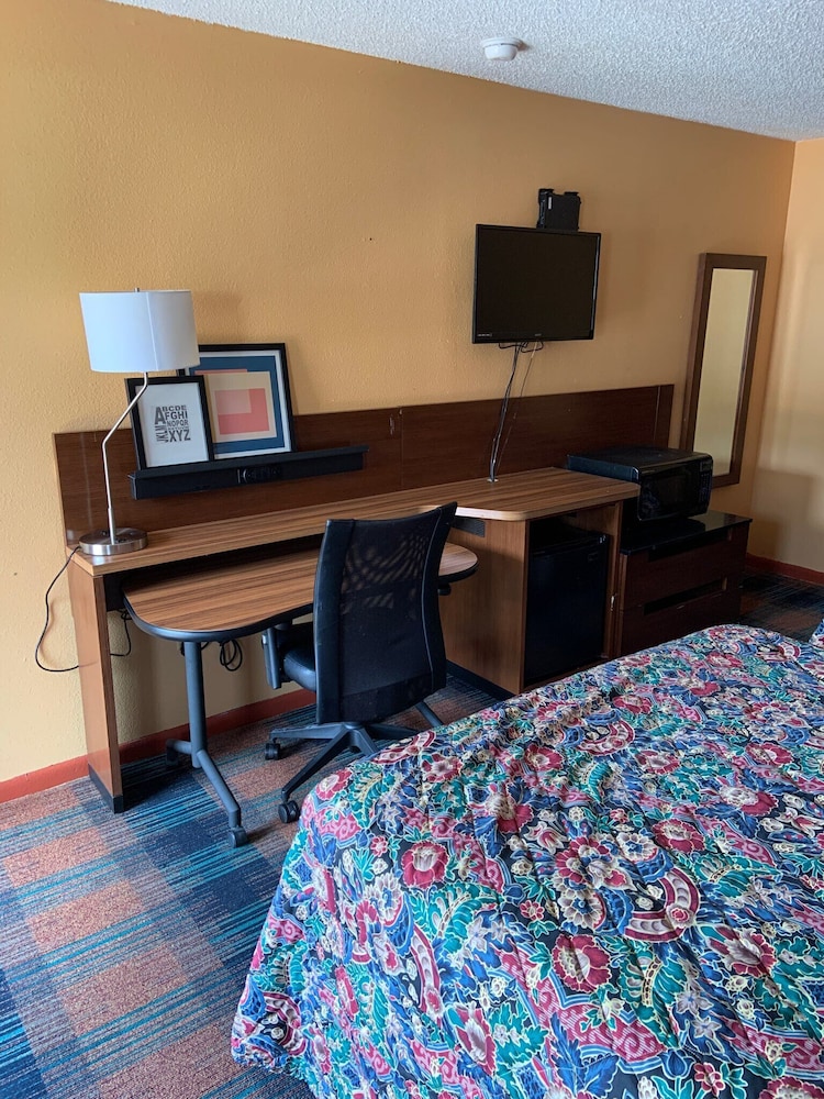 Luxury Inn and Suites Forrest City 9/34