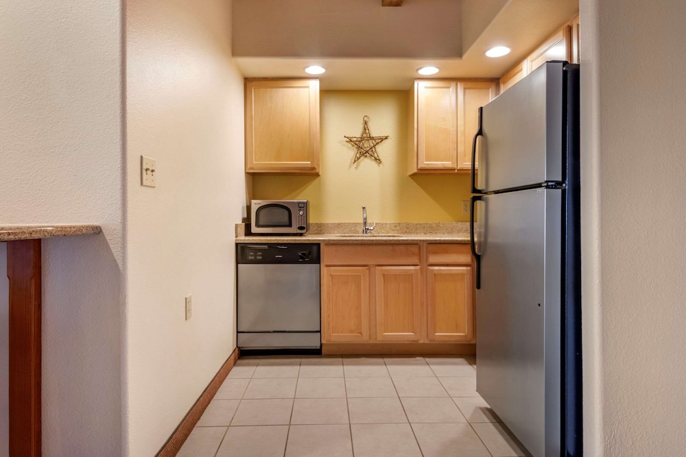 Mountain Edge Suites at Sunapee, an Ascend Collection Hotel 11/69