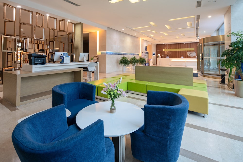 Holiday Inn Express Luoyang City Center 48/72