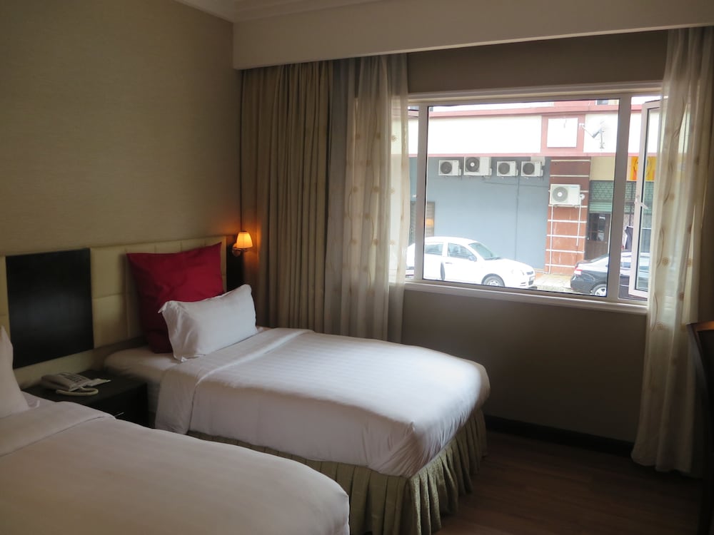 غرفة قياسية بسريرين منفصلين في الطابق الأرضي