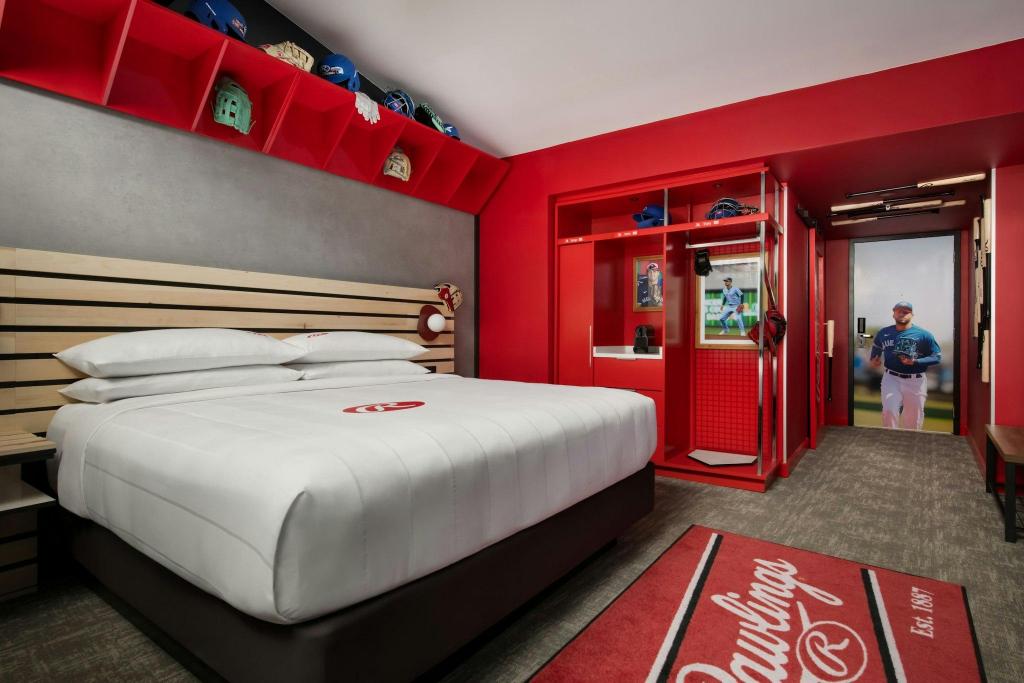 Guest Room, King Bed, Stadium View, Sofa, Lounge Access