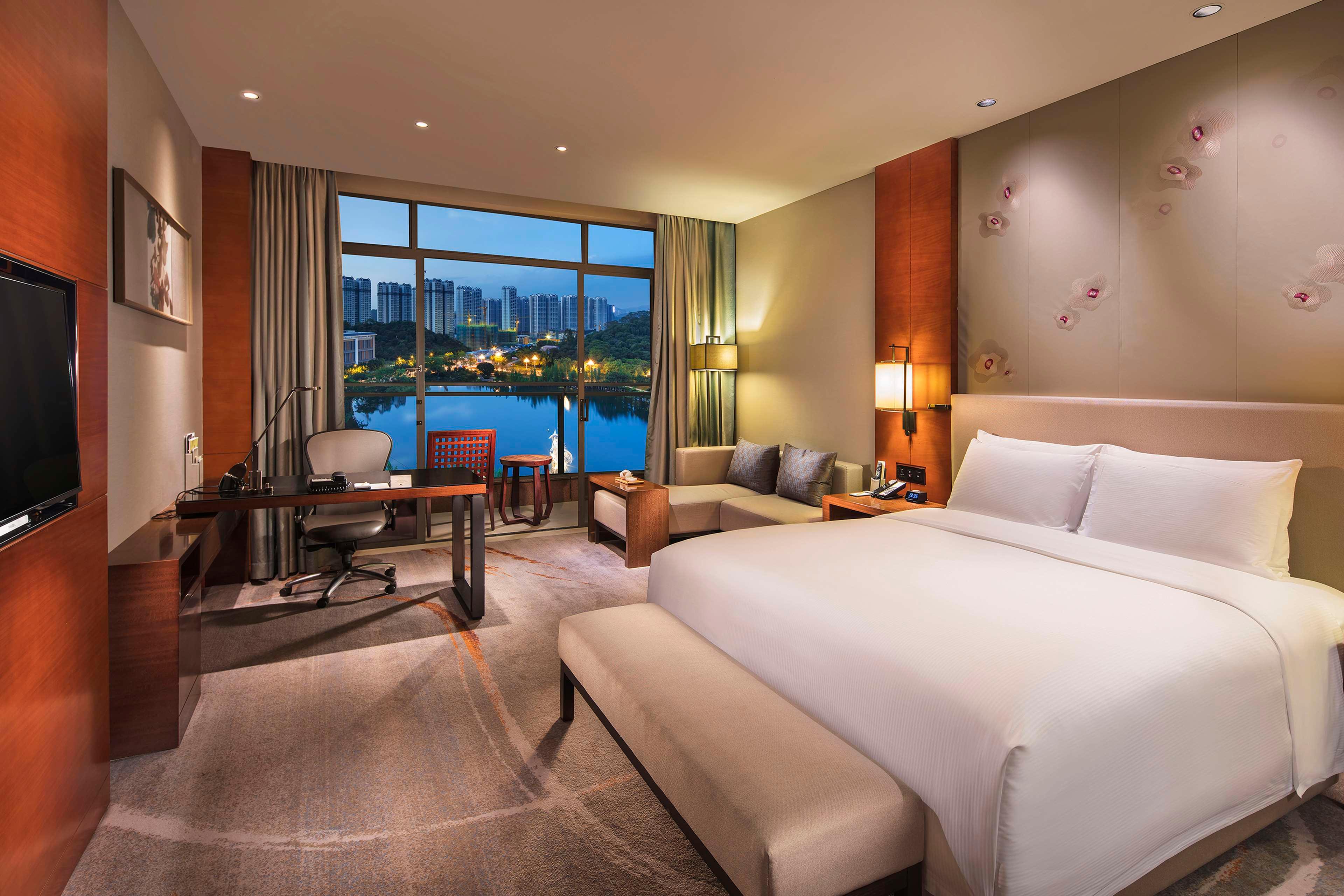 EXECUTIVE, KING BED, LAKE VIEW