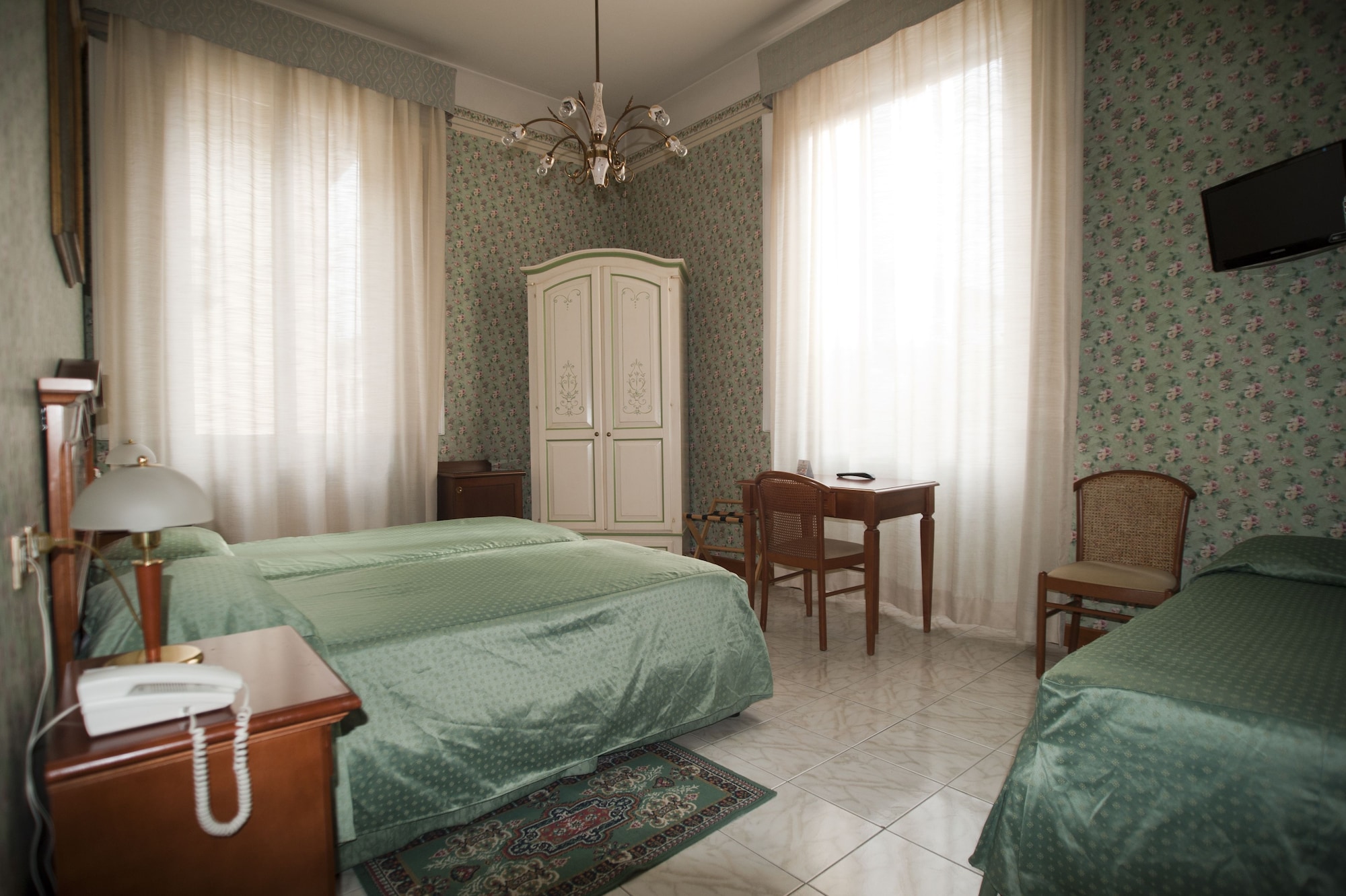ROOM, QUADRUPLE