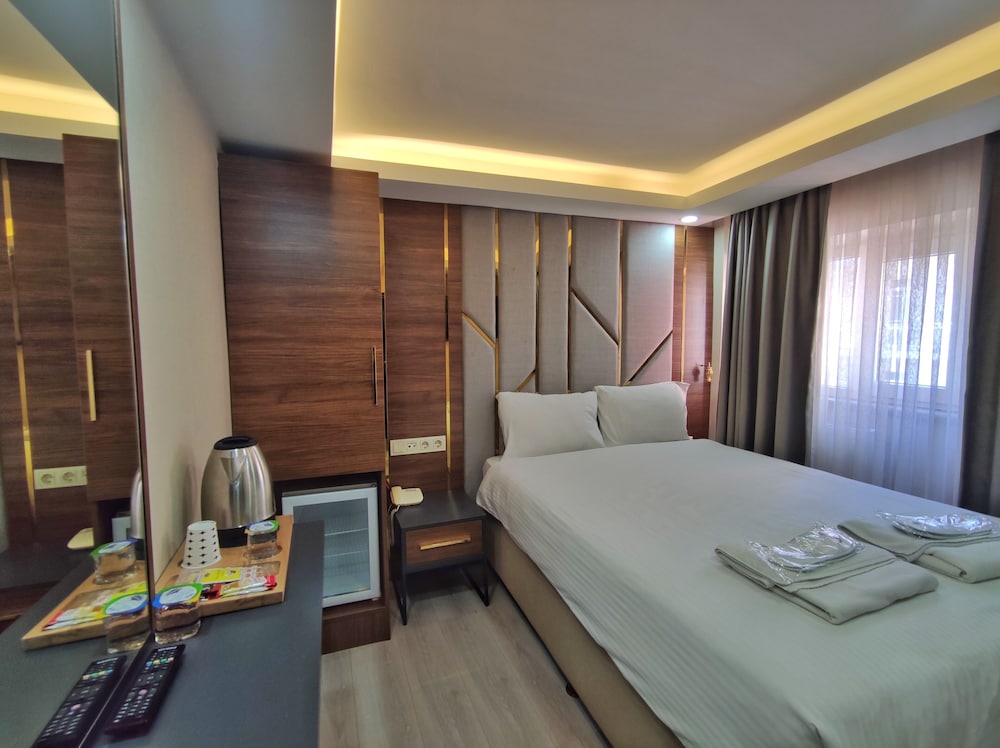The Golden Pera's Hotel 8/50