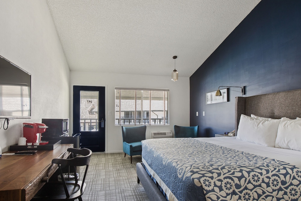 Courtyard, King Bed