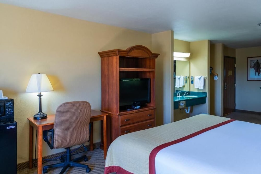Pinedale Hotel & Suites 26/50