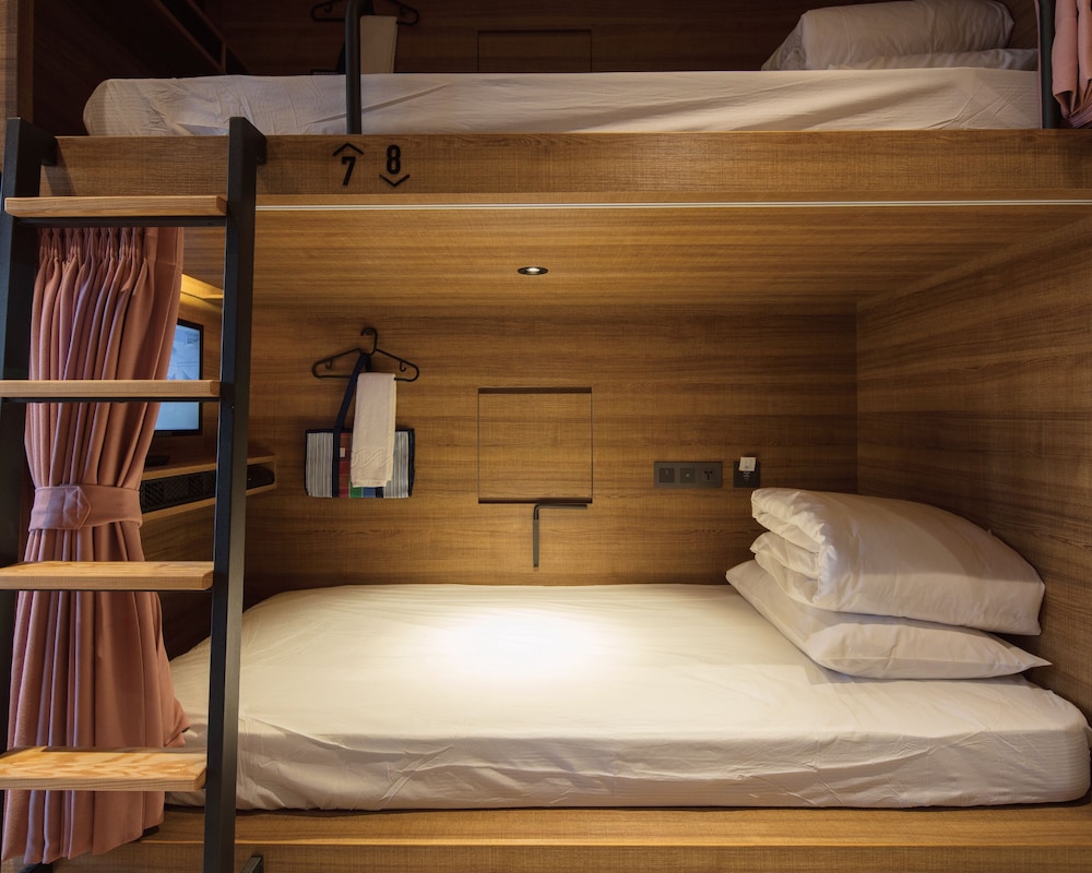 Oinn Hotel and Hostel 56/56