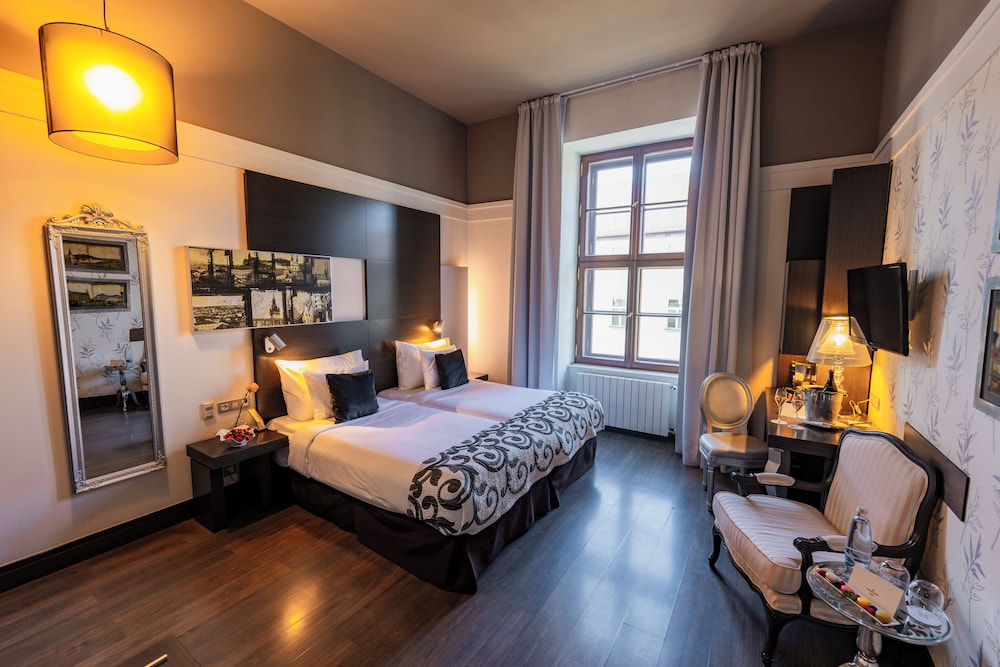 DELUXE, TWIN BEDS