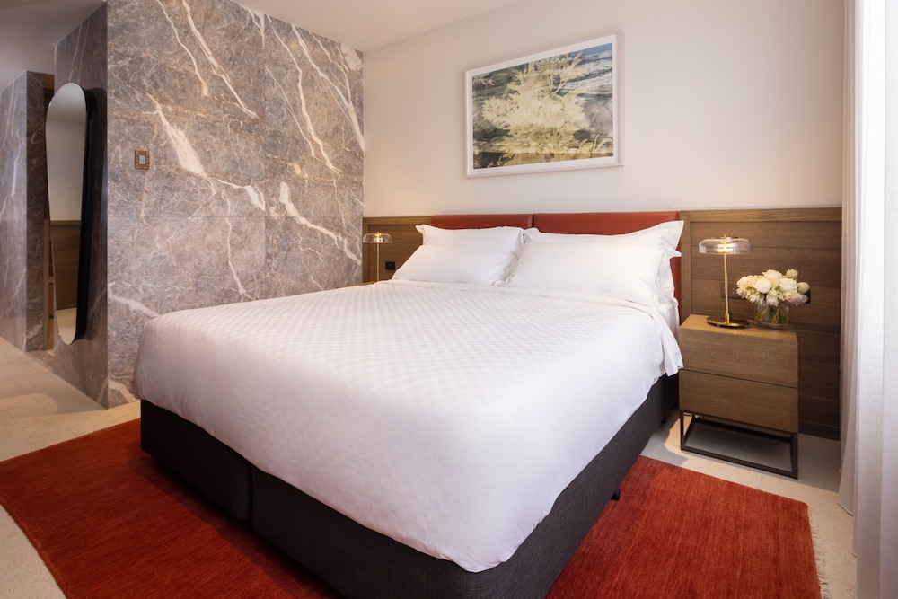 Queen Bed, Heritage Wing