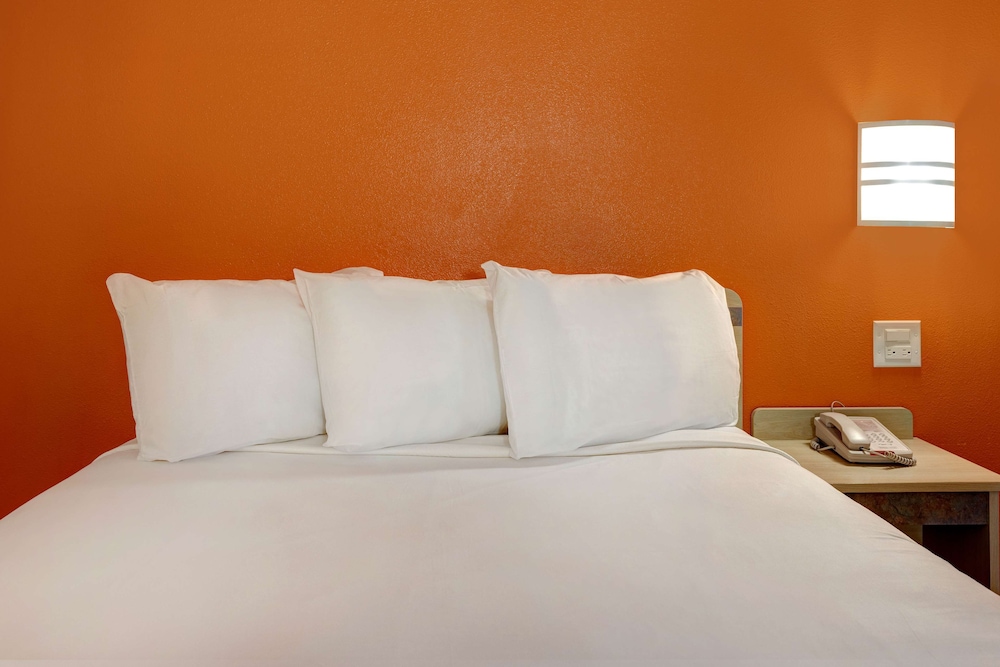 Motel6 Lakeville, MN - South - Lakeville 35/59