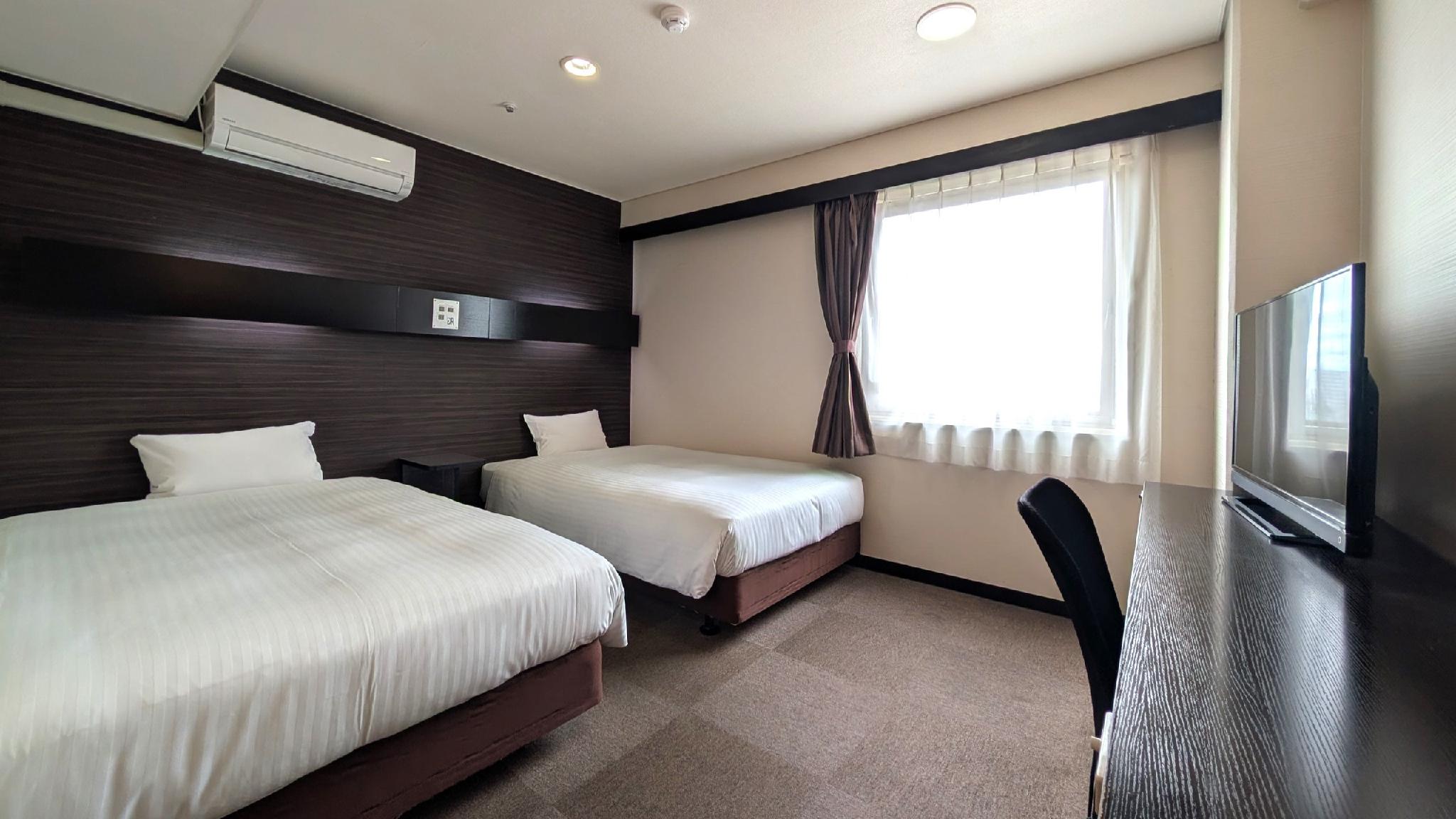 Designer, Twin Beds, Bathtub