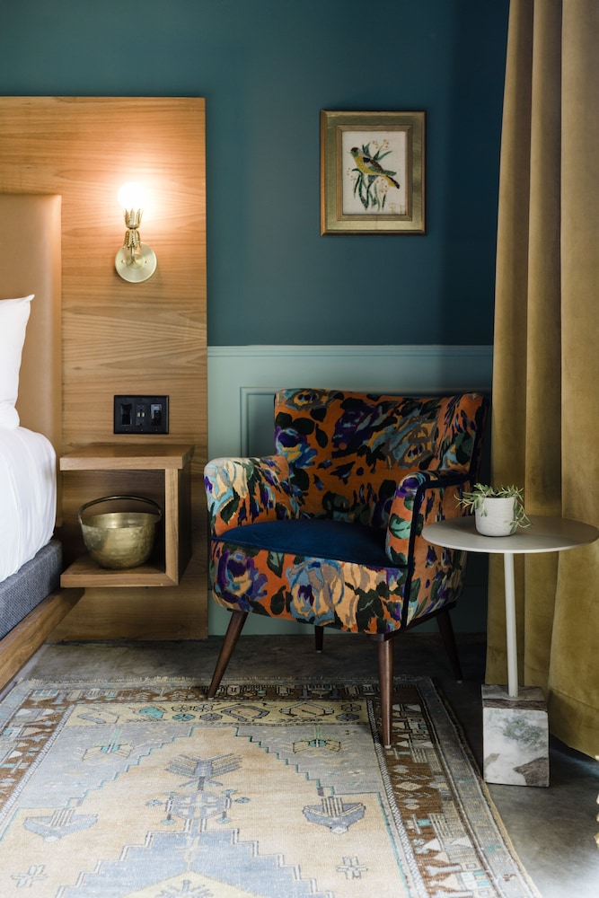 The Frances Modern Inn 50/65