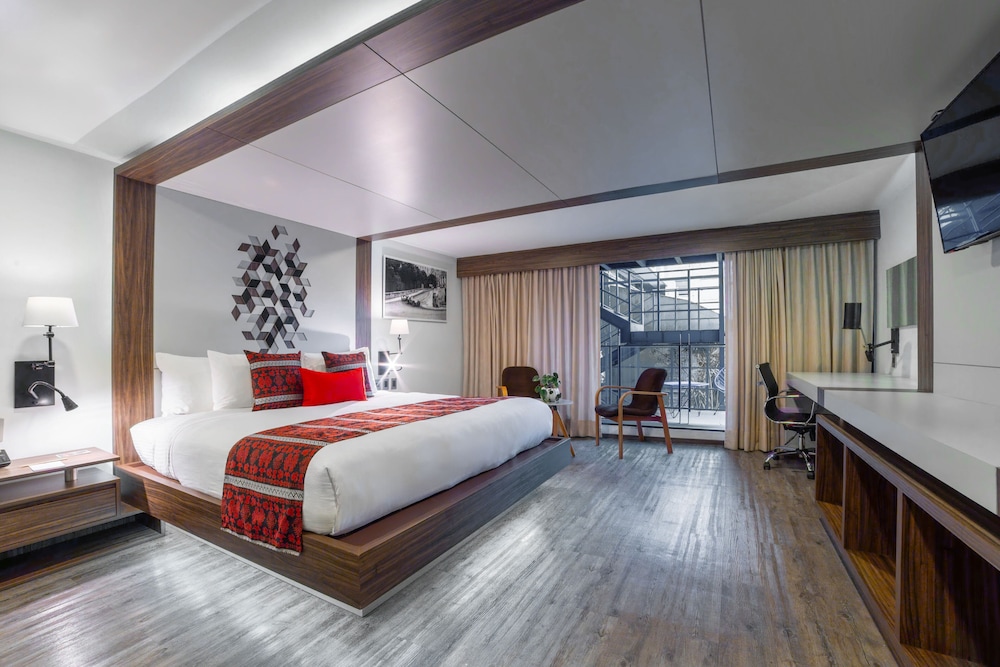 EXECUTIVE, SUITE, KING BED, BALCONY