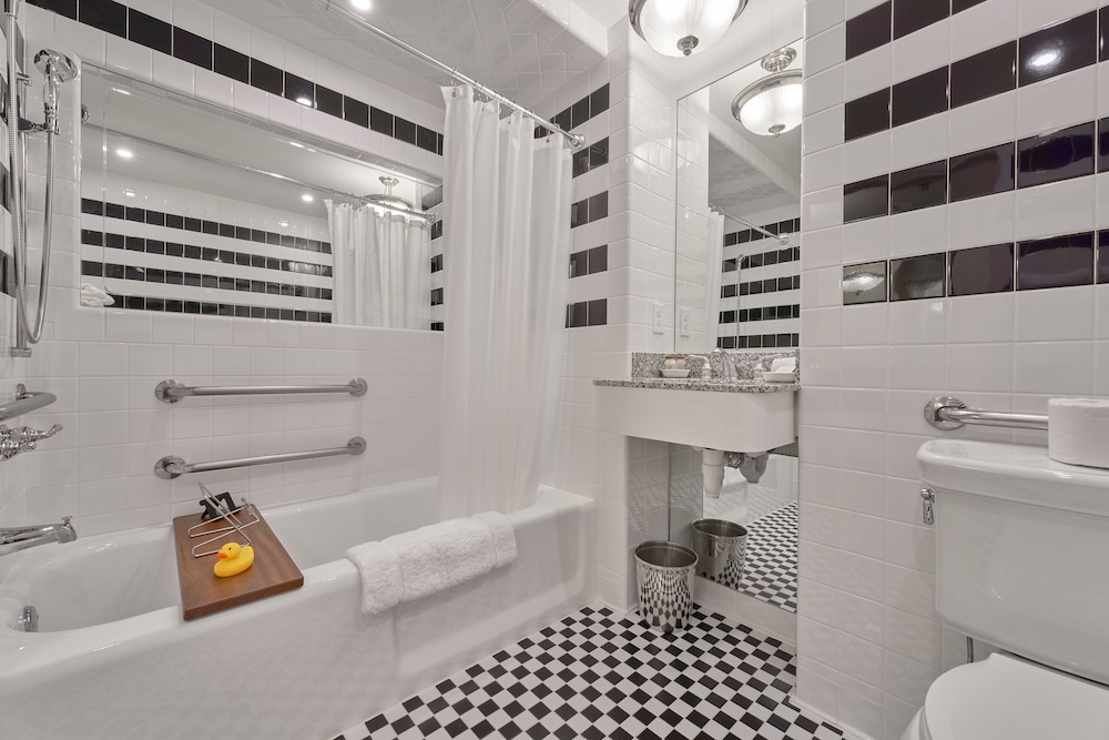 ROOM, QUEEN BED, ACCESSIBLE