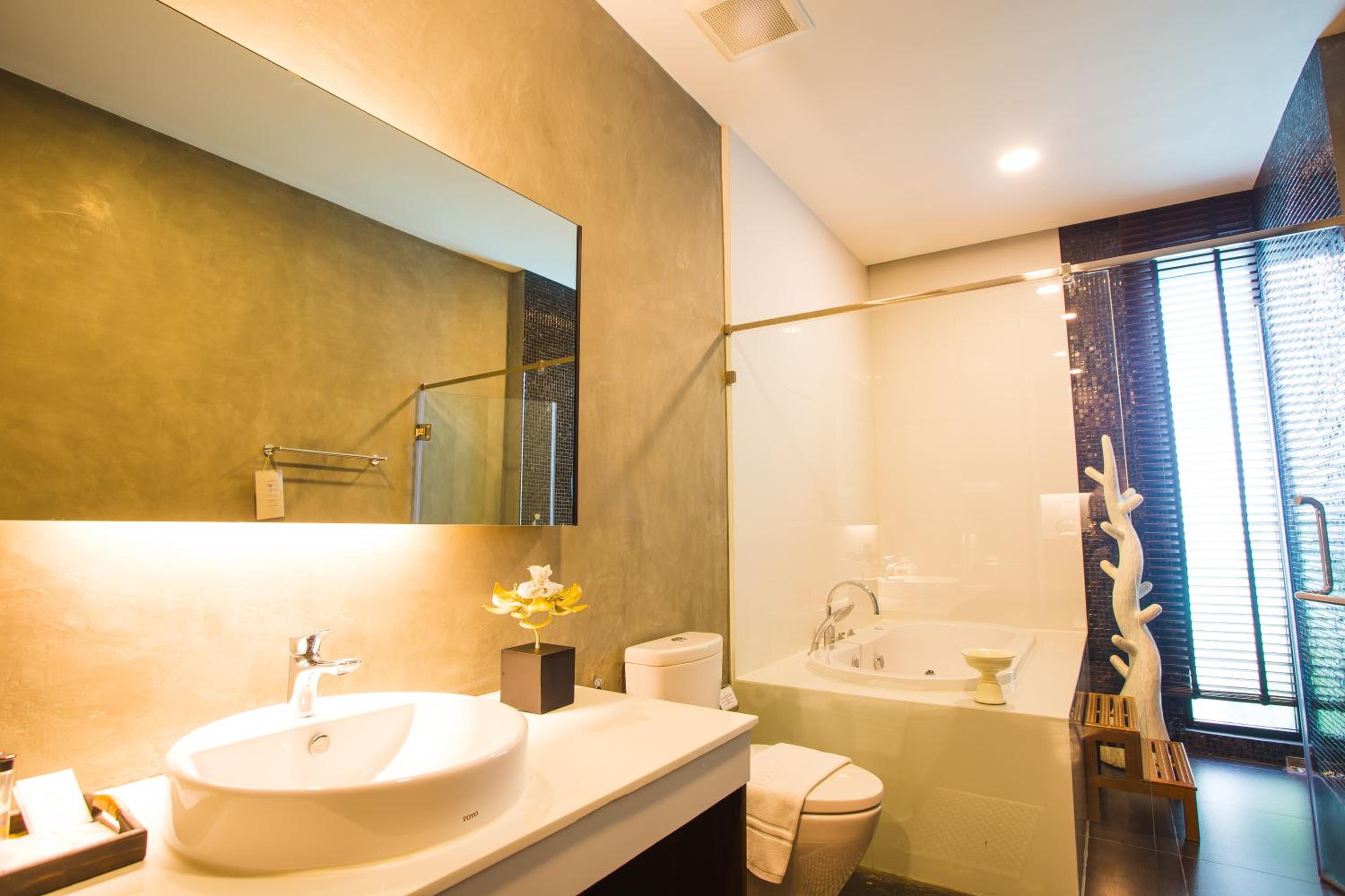 Premier, King Bed, Pool Access