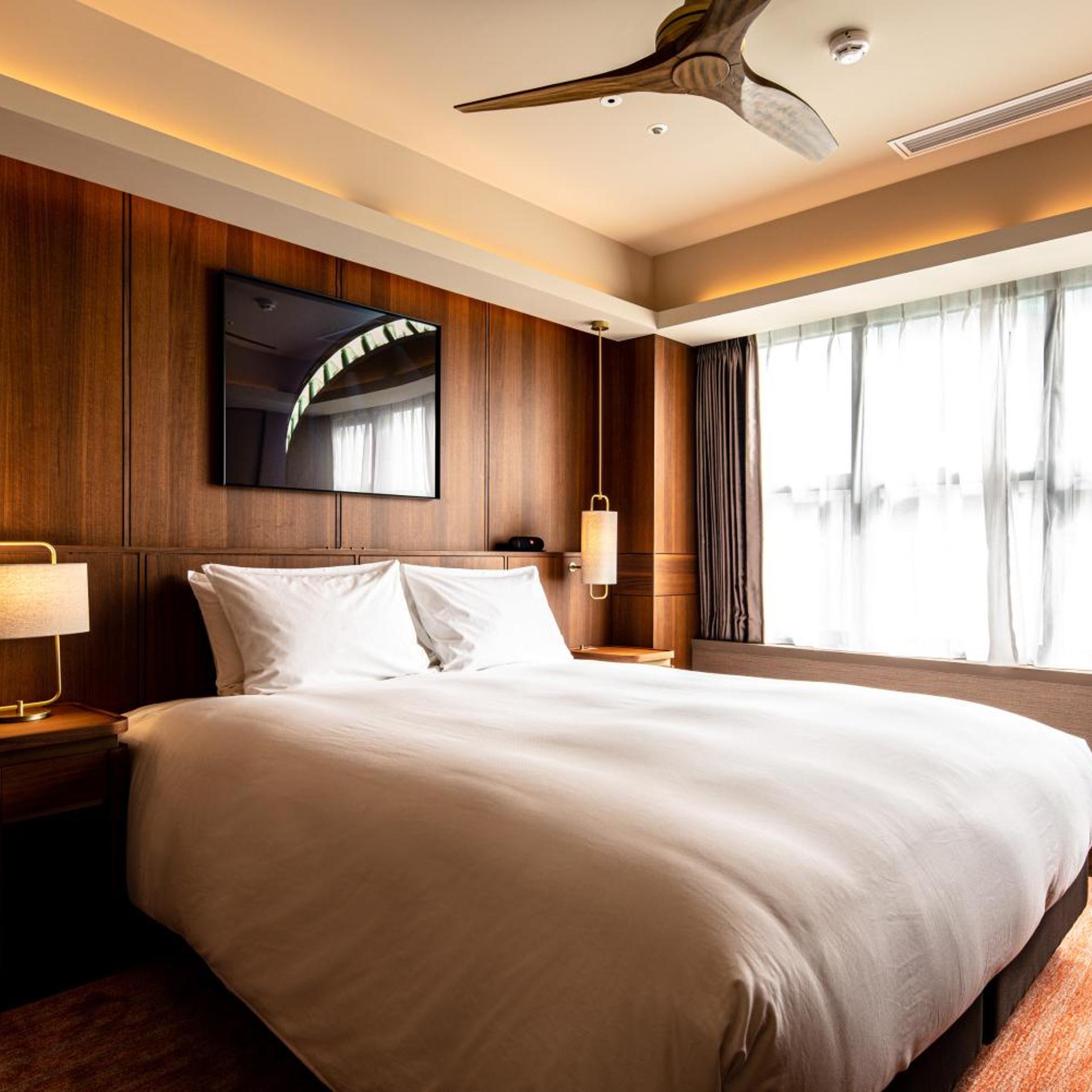 Story, Suite, King Bed, Club Lounge Access