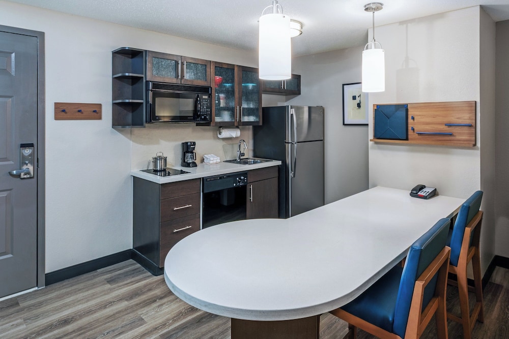 Candlewood Suites Topeka 36/49