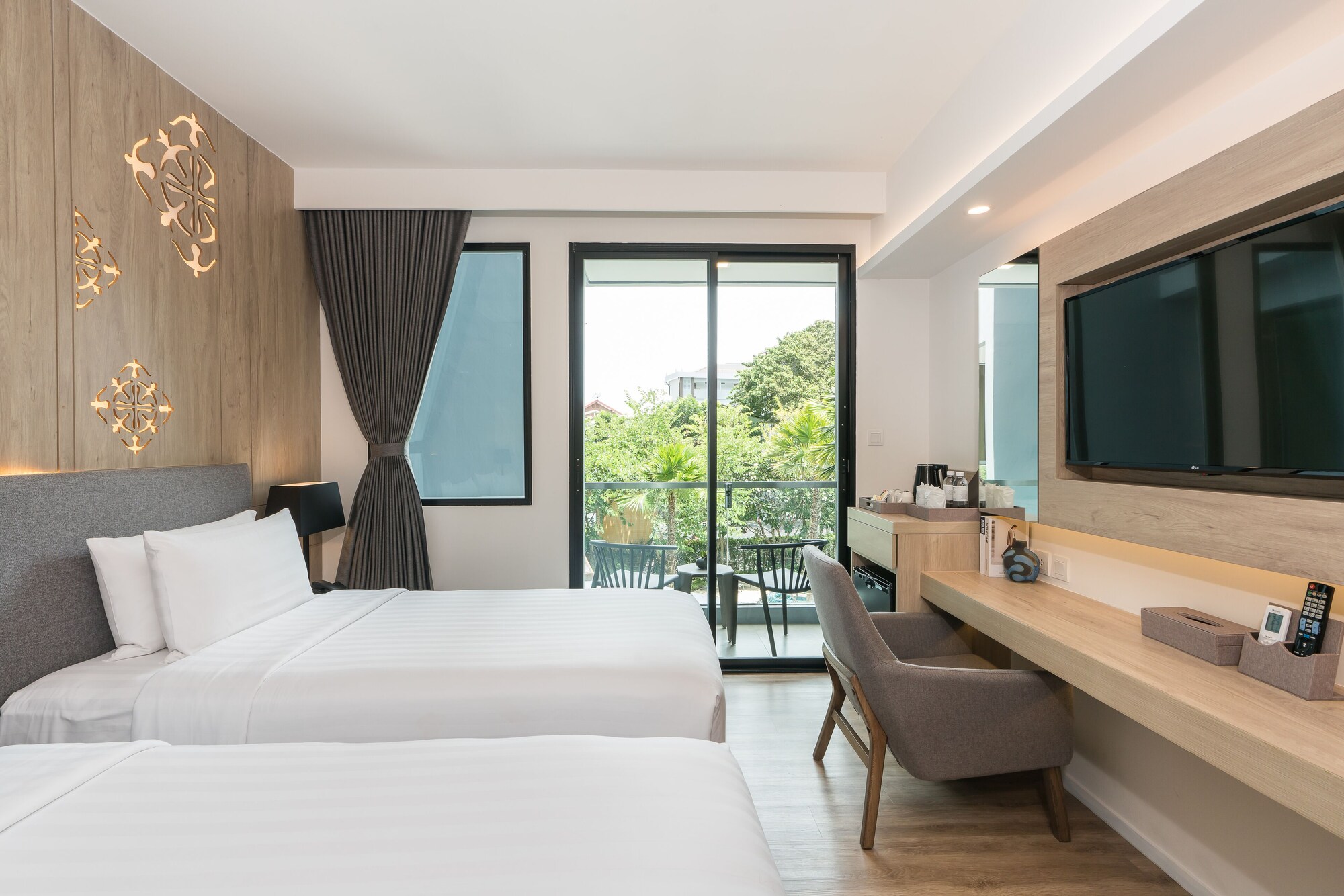 DELUXE, TWIN BEDS, POOL VIEW