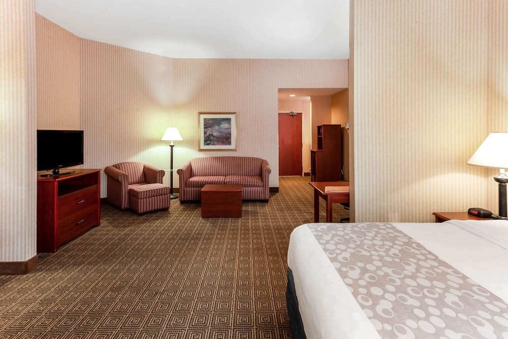 La Quinta Inn & Suites by Wyndham Milwaukee SW New Berlin 8/38