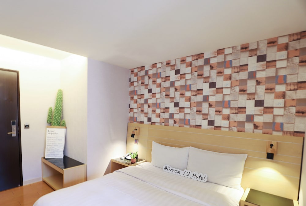 Dream 12 Hotel 25/71