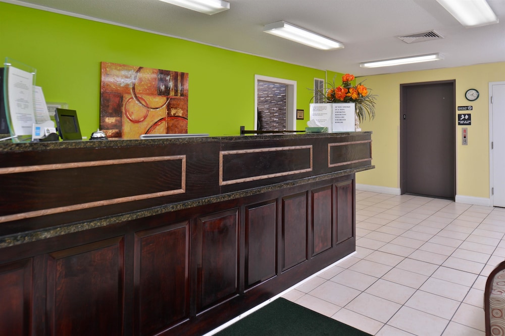 Douglas Inn And Suites 7/41