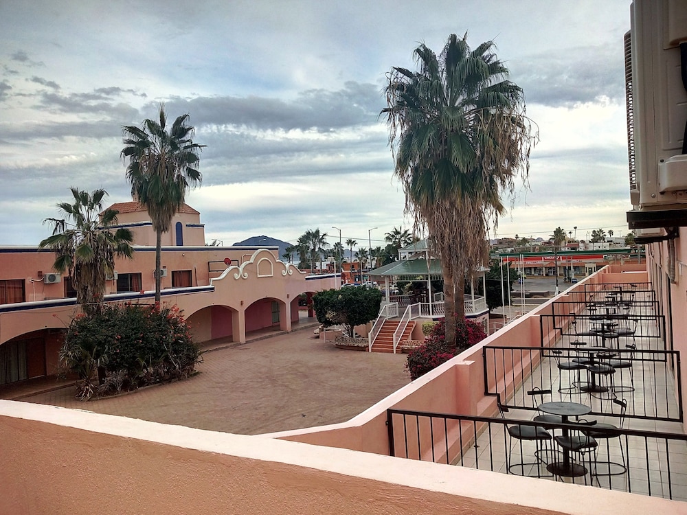 Los Jitos Hotel & Suites 2/56