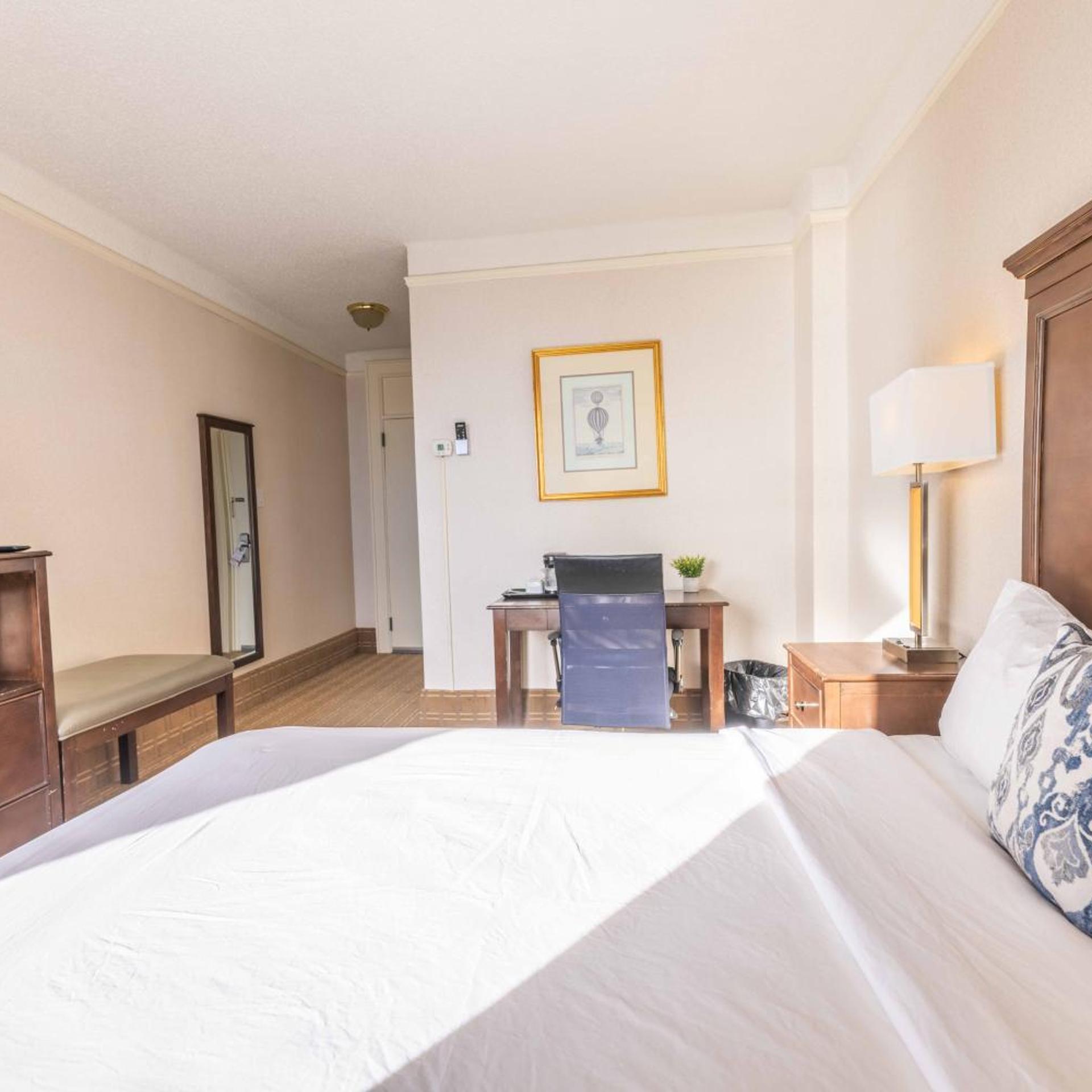 Standard, Queen Bed