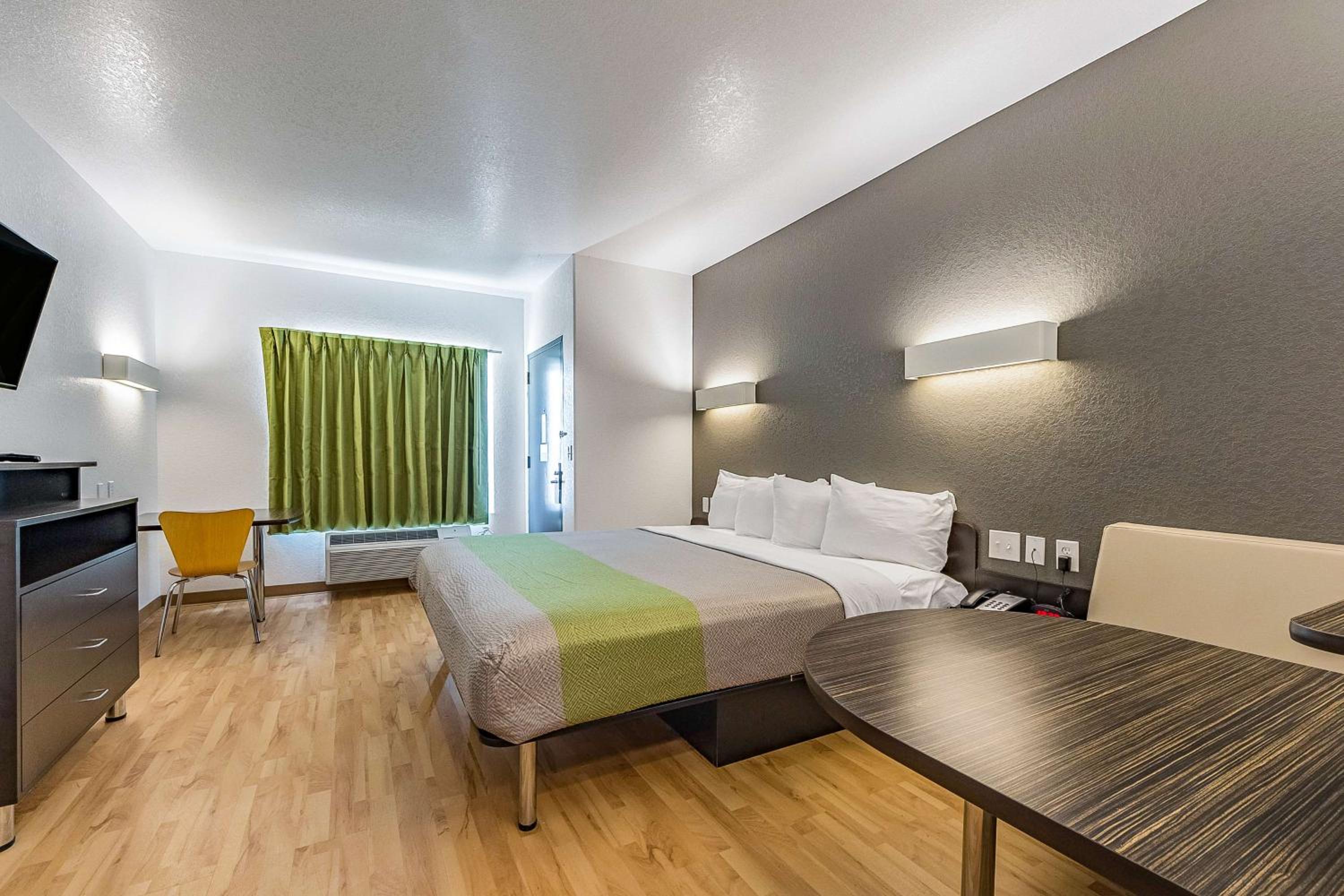 DELUXE, SUITE, KING BED