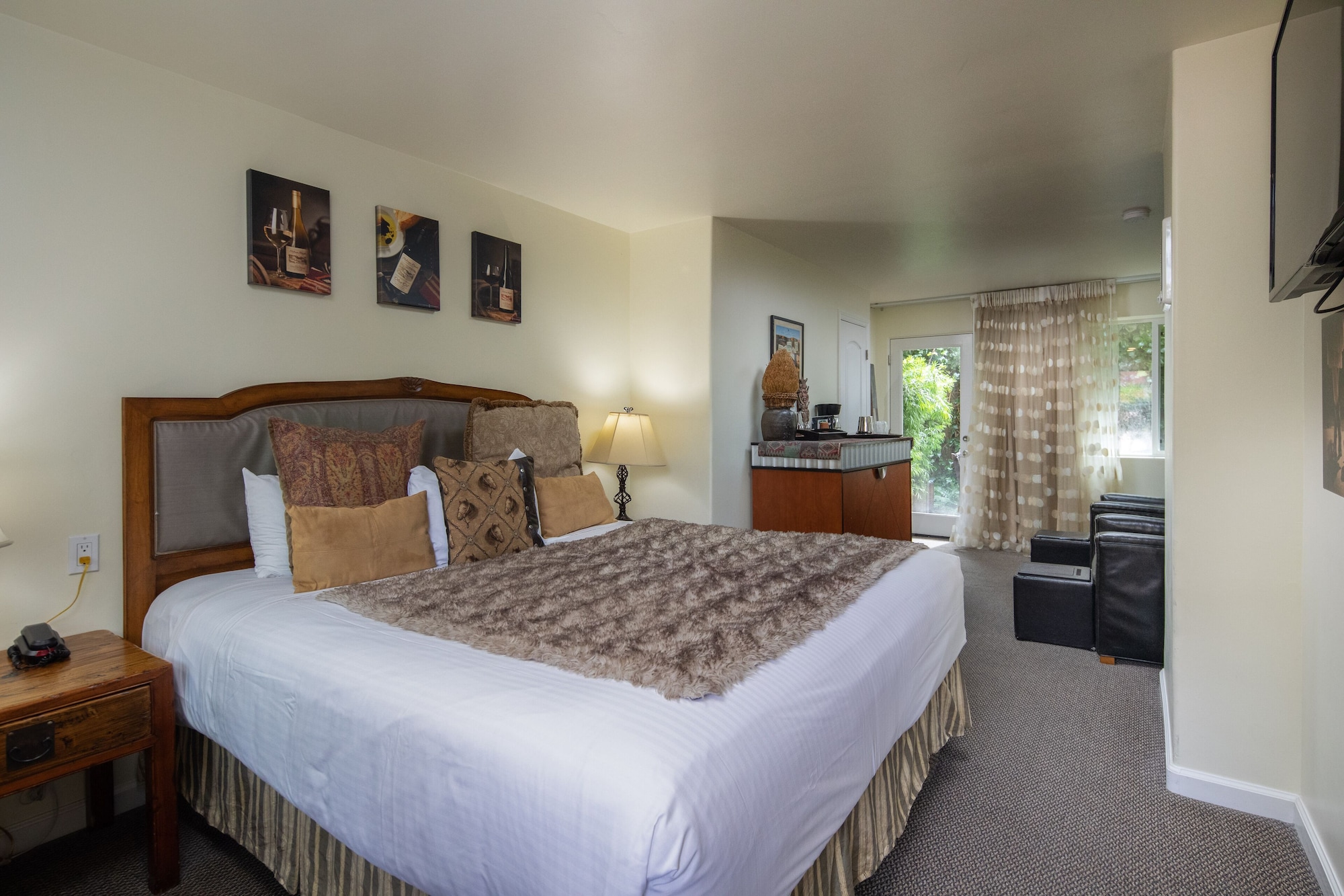 ROOM, KING BED, PATIO