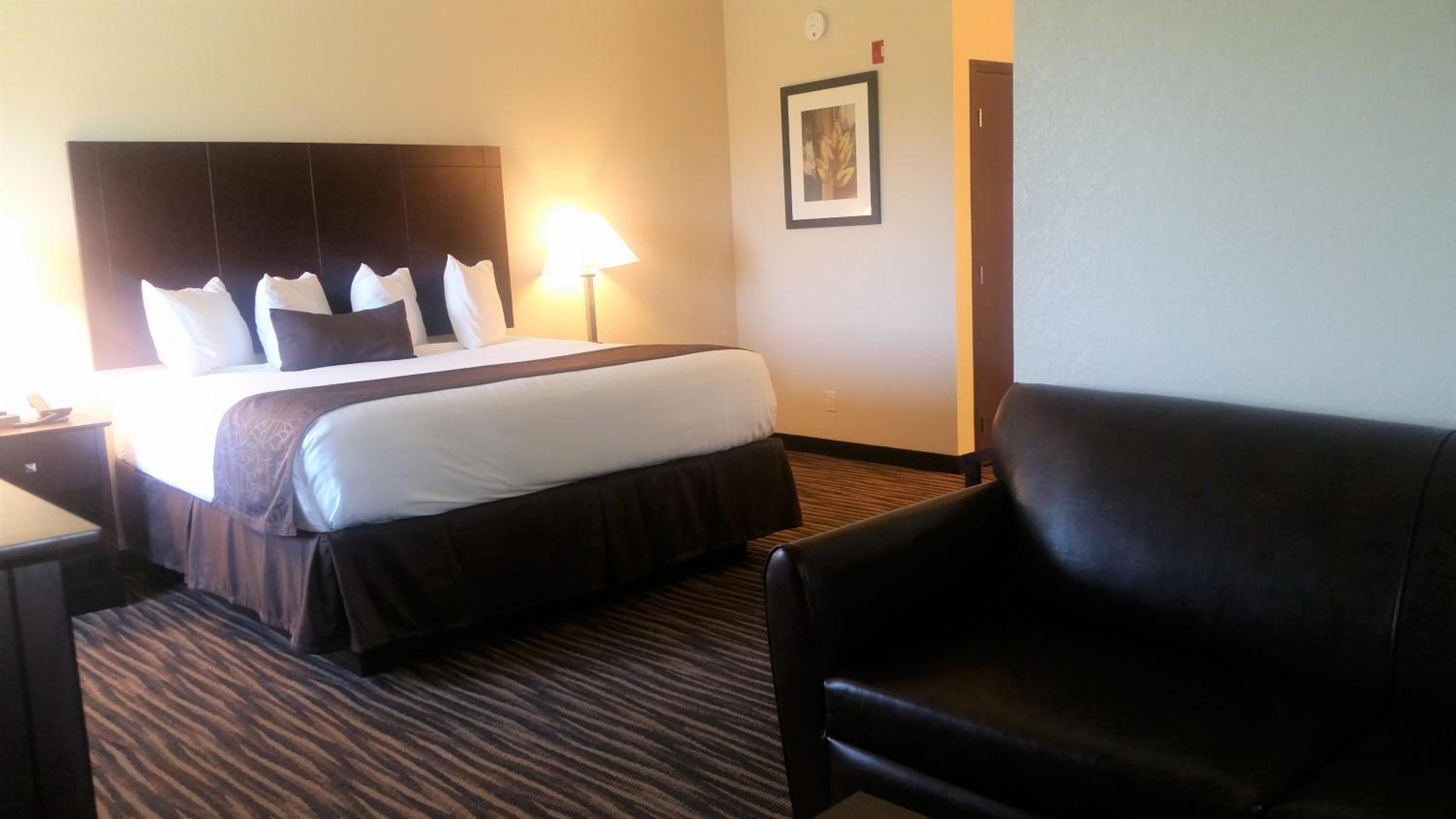 Suite, King Bed, Cobblestone Inn and Suites Maryville 4/10