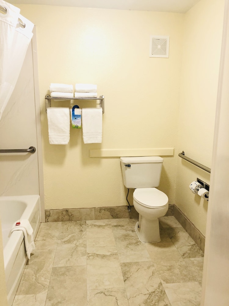 Days Inn & Suites by Wyndham Navarre - near Beaches/Hurlburt 13/27