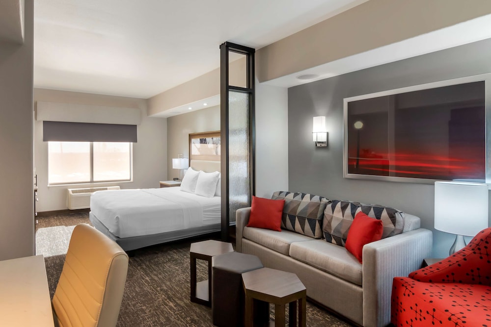 Best Western Premier Liberty Inn & Suites 25/48
