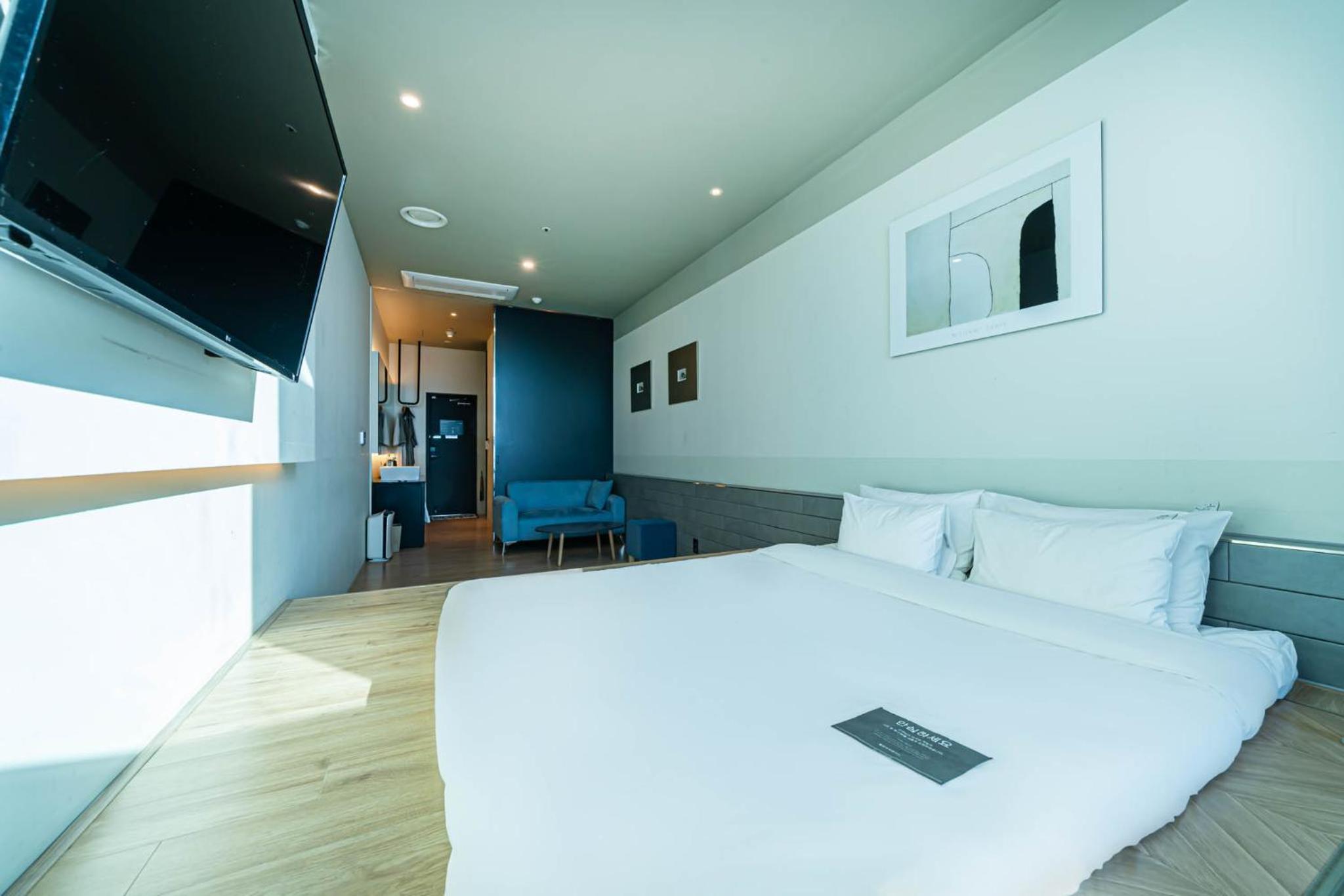 Korean, Double Bed, Sea View, H Avenue 3/8