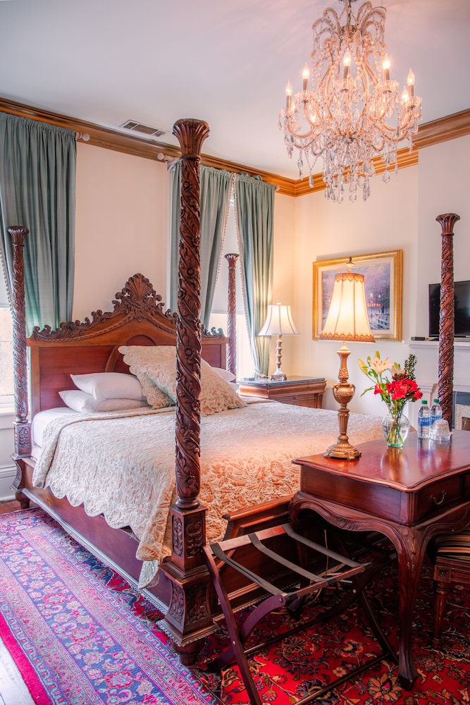 Justine Inn Savannah 26/62
