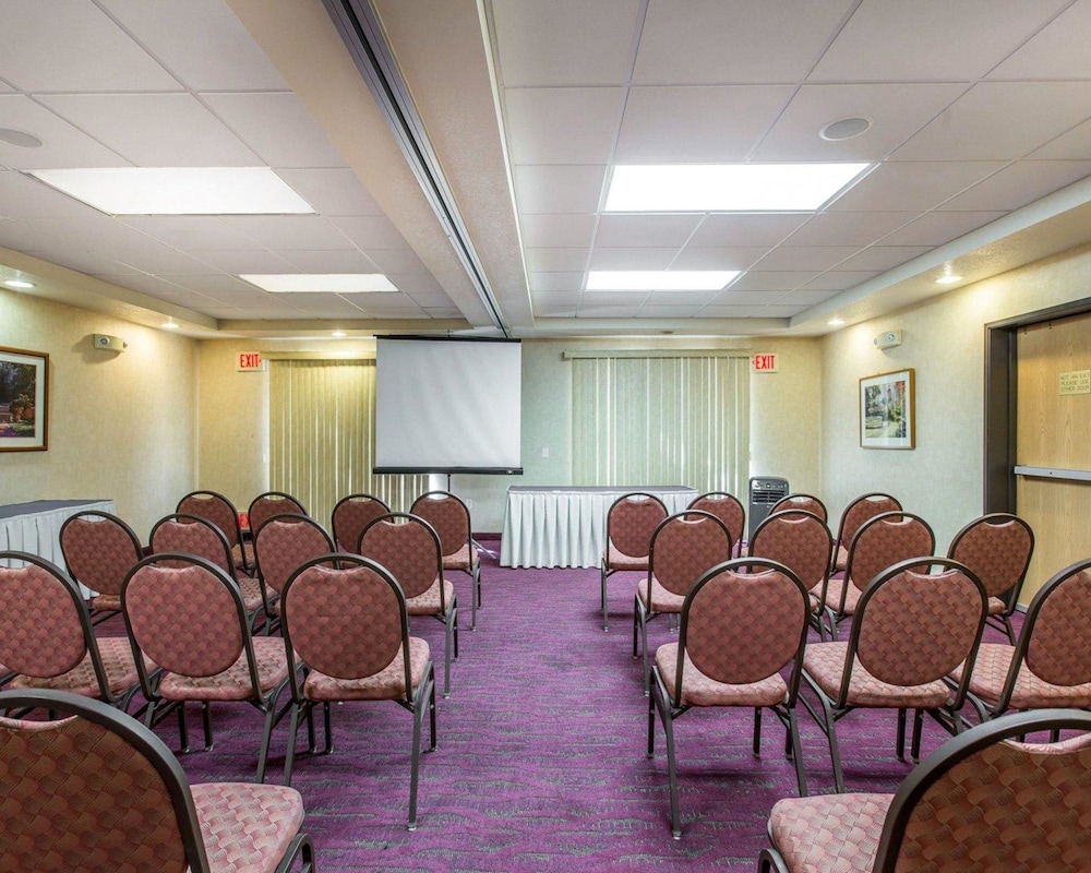 Comfort Suites Palm Desert I-10 29/32