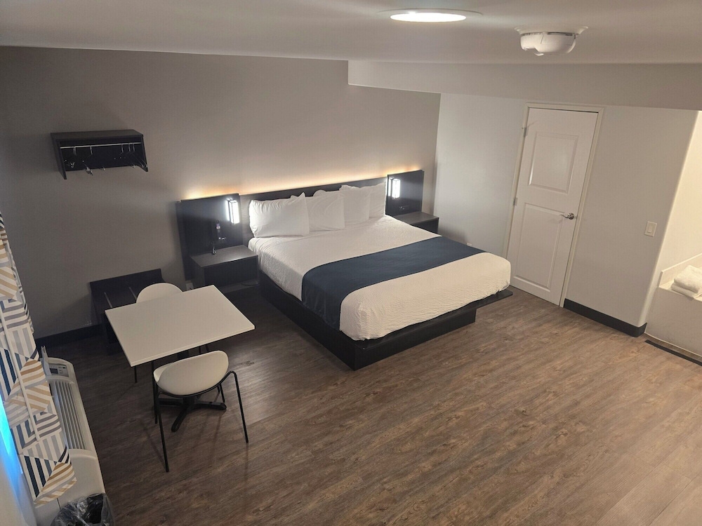 DELUXE, KING BED, HOT TUB
