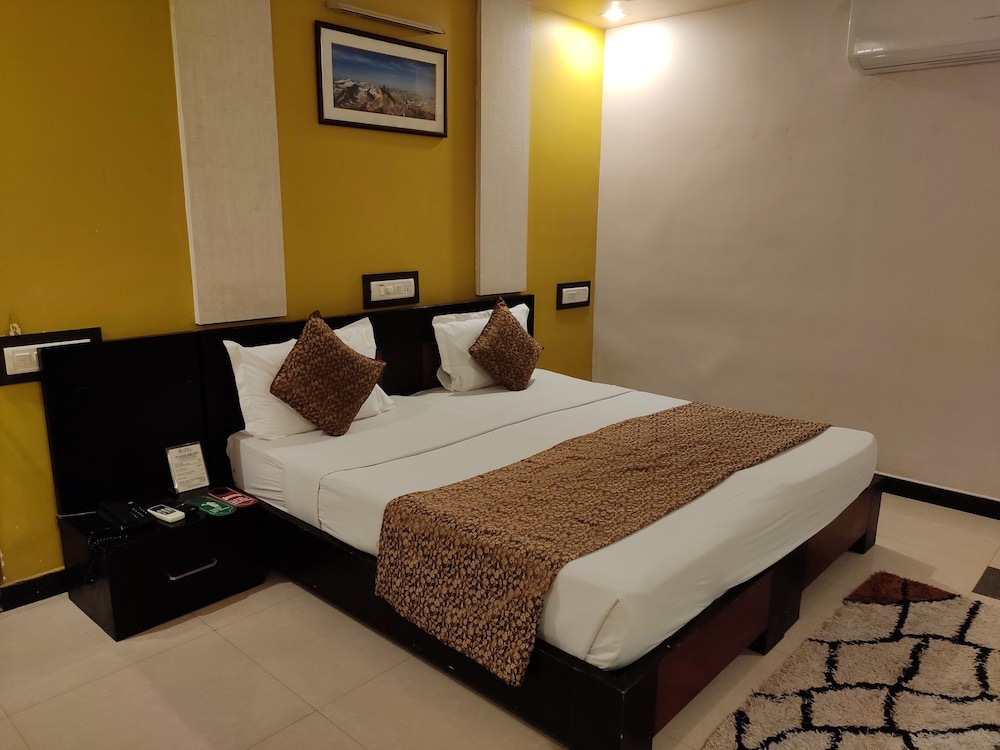 Hotel Pushpak 24/74