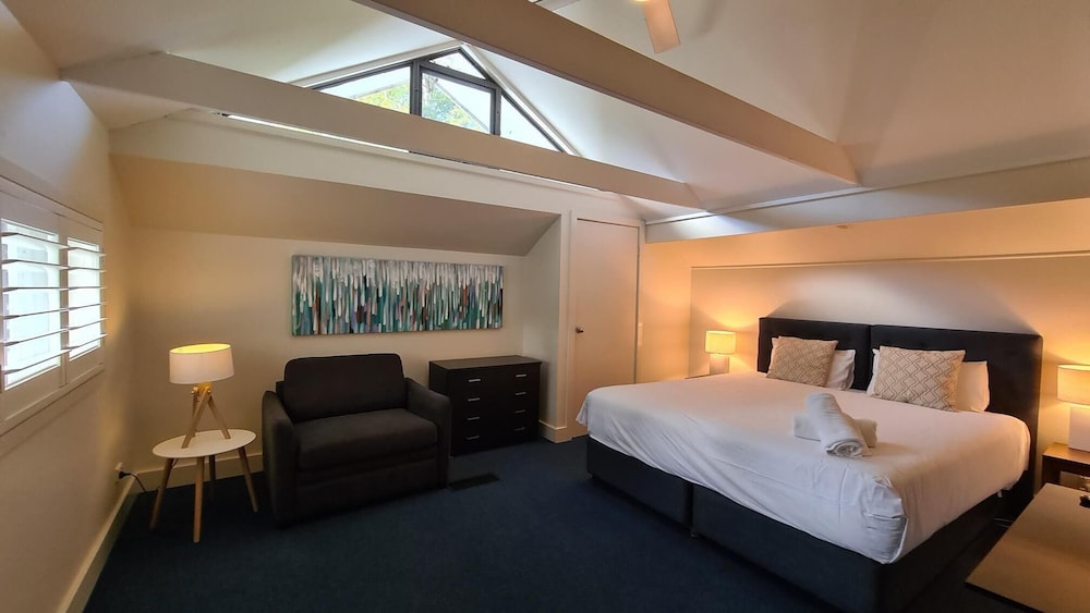 2 Bedrooms, Loft, Cottage, 1 Queen and 4 Single Beds