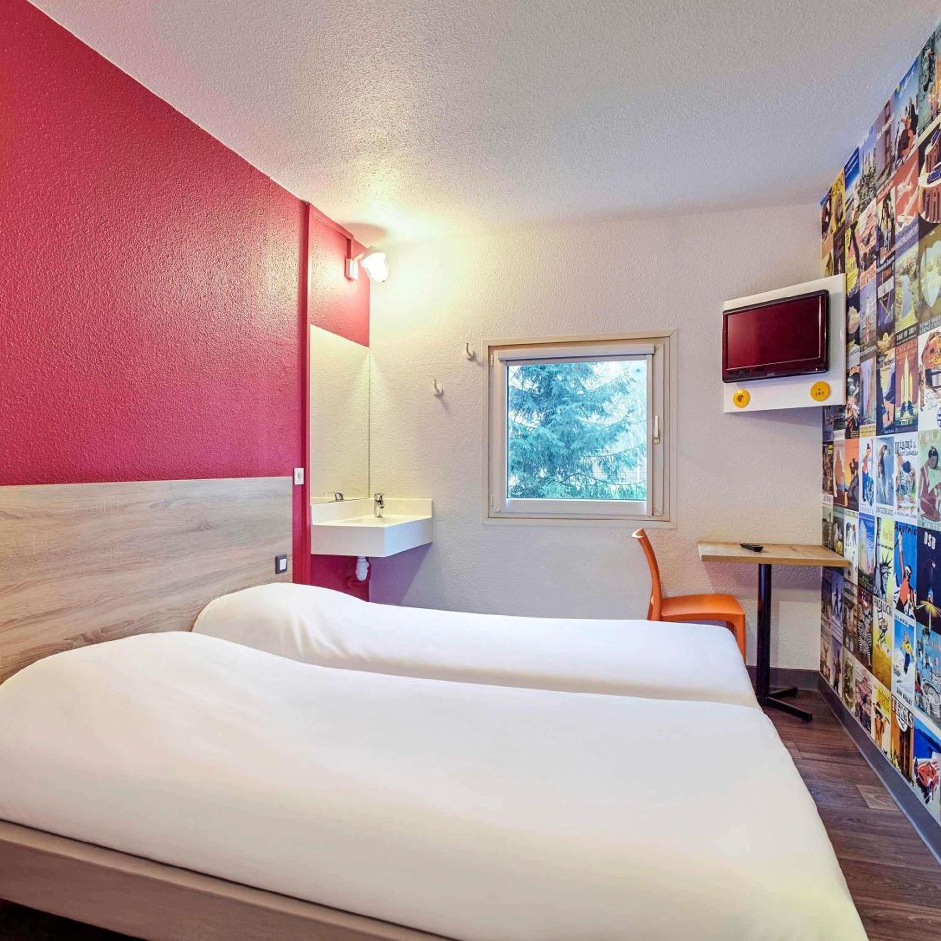 Car, Twin Beds, Shared Bathroom