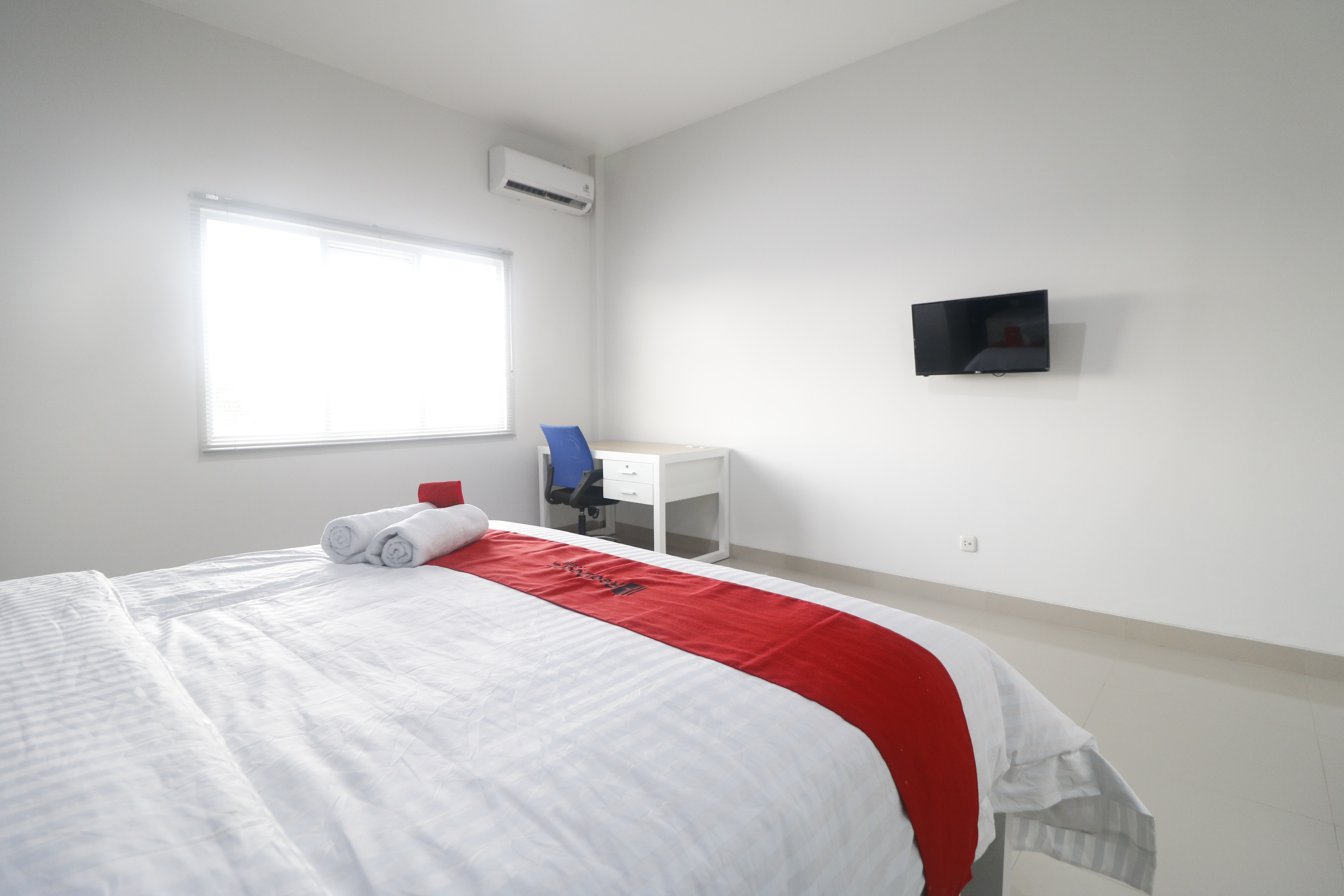 RedDoorz Plus near Living Plaza Jababeka 14/35