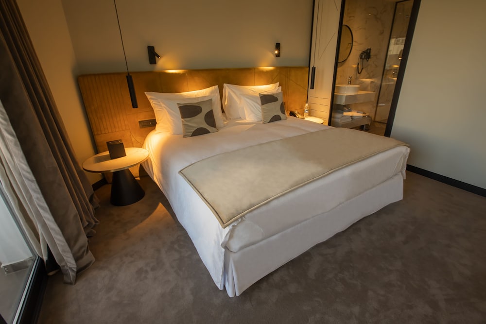 Green, Deluxe, Queen Bed